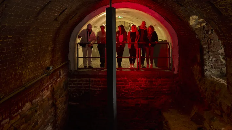 Besucherinnen und Besucher an der Absperrung zum freigelegten Schacht Herkules.