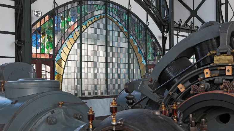 Großes buntes Fenster im LWL-Museum Zeche Zollern.