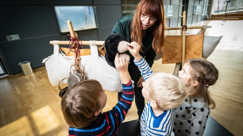 Kinder betrachten einige Ausstellungsstücke im LWL-Römermuseum in Haltern.