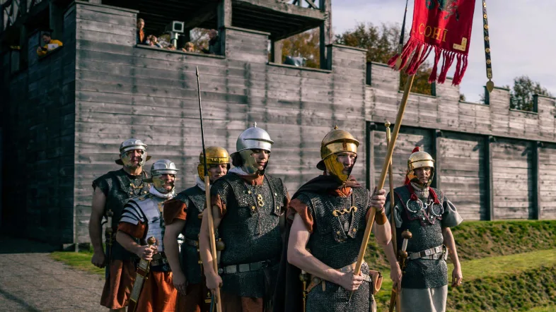 Römersoldaten maschieren vor dem LWL-Römermuseum in Haltern.