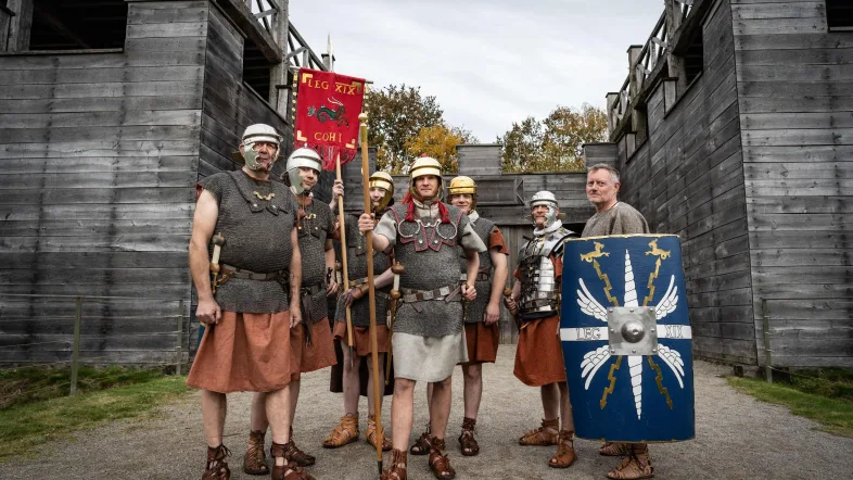 Römer vor dem Eingang des LWL-Römermuseum in Haltern.