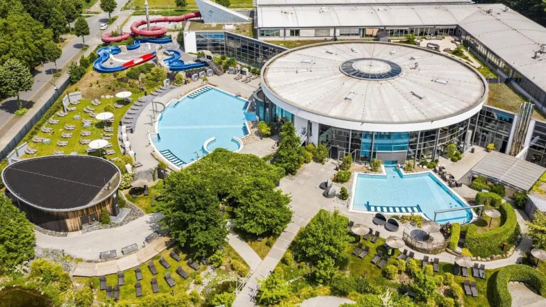 Blick von oben auf das Bad inklusive Aussengelände