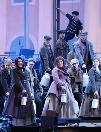 Schauspielerinnen auf der Bühne des Metronom Theater in Oberhausen.