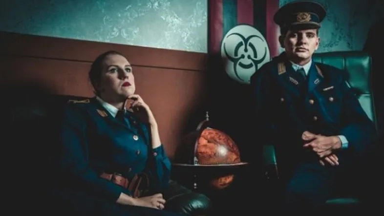 Zwei Schausteller im Mining adventure world dorsten in Uniform.