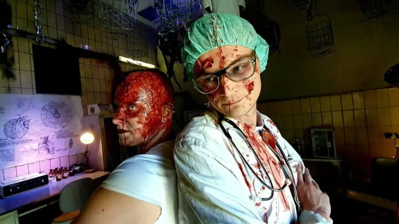 Zwei Schausteller mit Blut im Gesicht und Kitteln im Mining adventure world dorsten.