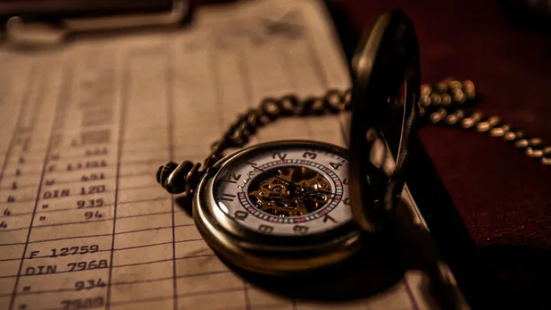 Taschenuhr auf einem Blatt Papier im Mining adventure world dorsten.