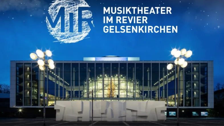 Aussenasicht vom beleuchteten Musiktheater im Revier in Gelsenkirchen.