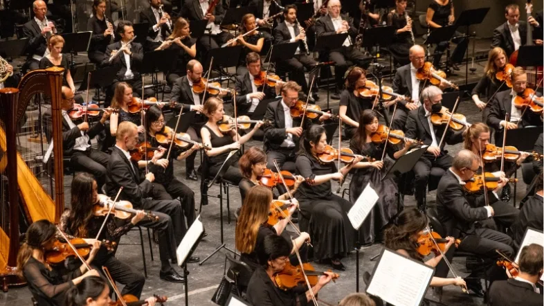Orchester spielt im Musiktheater im Revier in Gelsenkirchen.