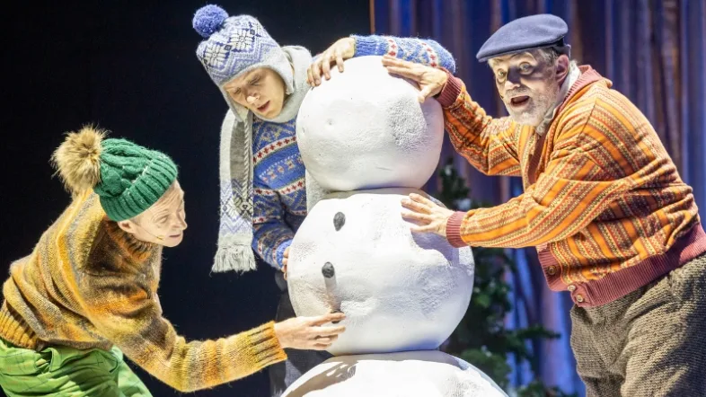 Schausteller auf der Bühne mit einem Schneemann im Musiktheater im Revier in Gelsenkirchen.