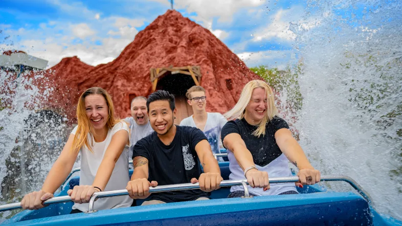 Menschen werden nass bei einer Fahrt in der Wildwasserbahn im Movie park bottrop.