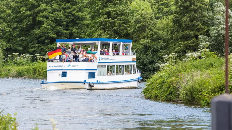 MS Schwalbe in Witten von hinten aufgenommen, während das Schiff gemächlich über das Wasser gleitet.