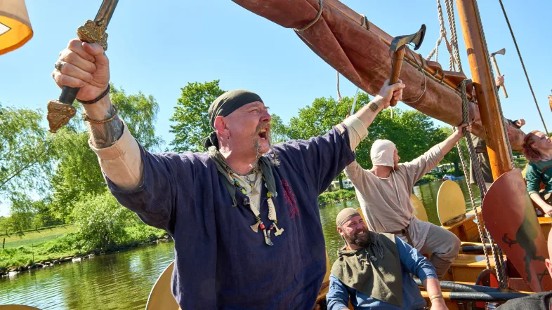 Mann mit Axt posiert auf dem Wikingerschiff in Mülheim an der Ruhr.
