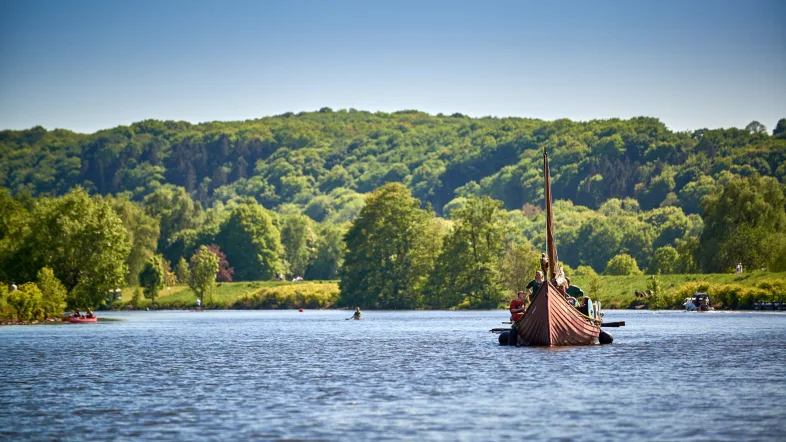 Panoramablick auf das Wikingerschiff in Mülheim an der Ruhr bei klarem Himmel.