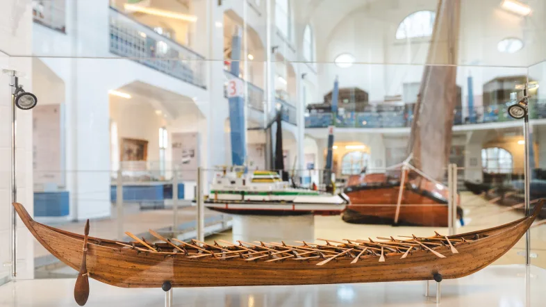 Ansicht eines Schiffsmodells im Museum der deutschen Binnenschifffahrt in Duisburg.