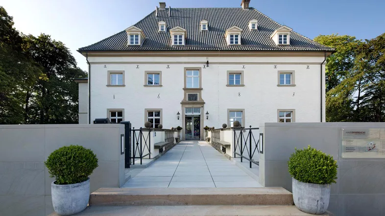 Aussenansicht des Haus Opherdicke bei Tageslicht.