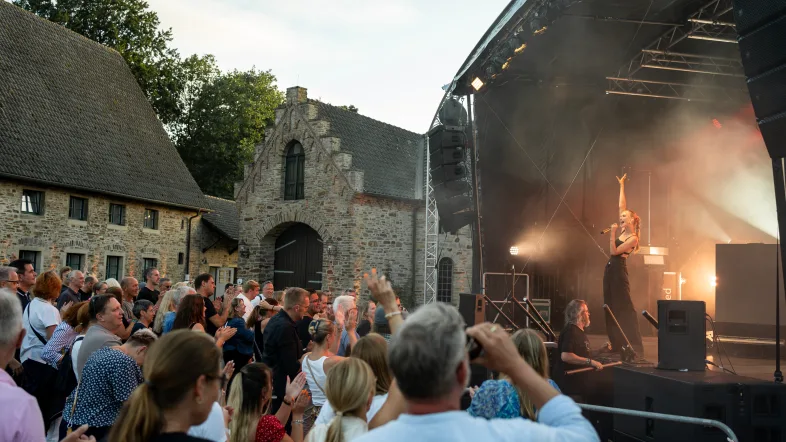 Glasperlenspiel spielt eine Bühnenshow vor dem Haus Opherdicke.