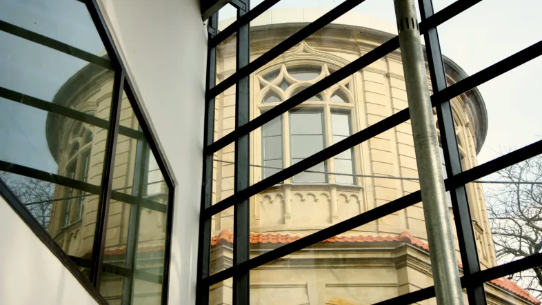 Großes Fenster im Kunstquartier Hagen mit Blick auf das Gebäude.