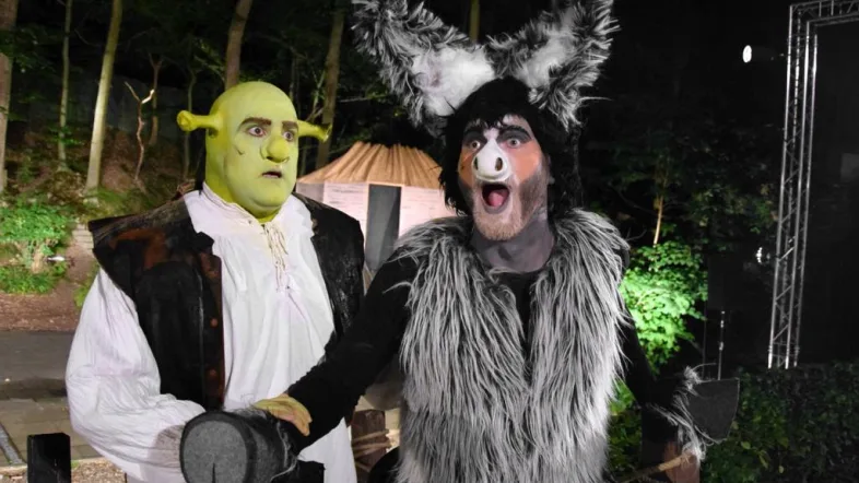 Shrek und Esel auf der Naturbühne Hohensyburg.
