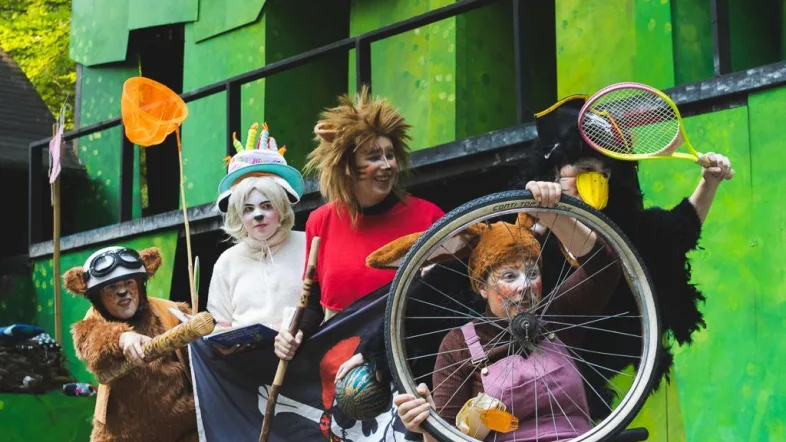Verkleidete Schauspieler auf der Naturbühne Hohensyburg.