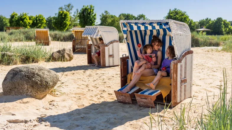 Familie sitzt im Strandkorb.
