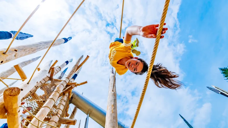 Ein Kind spielt auf dem Steinzeitspielplatz des Neanderthal Museums