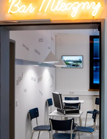 Foto in den Escape Room des oberschlesischen Landesmuseums mit Ansicht auf Stühle und eine Wand.
