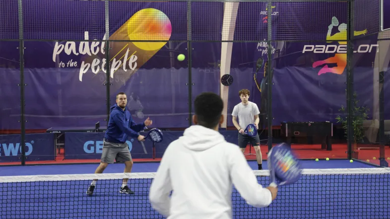 Drei Spieler stehen gemeinsam auf dem Padelon-Spielfeld in Essen.