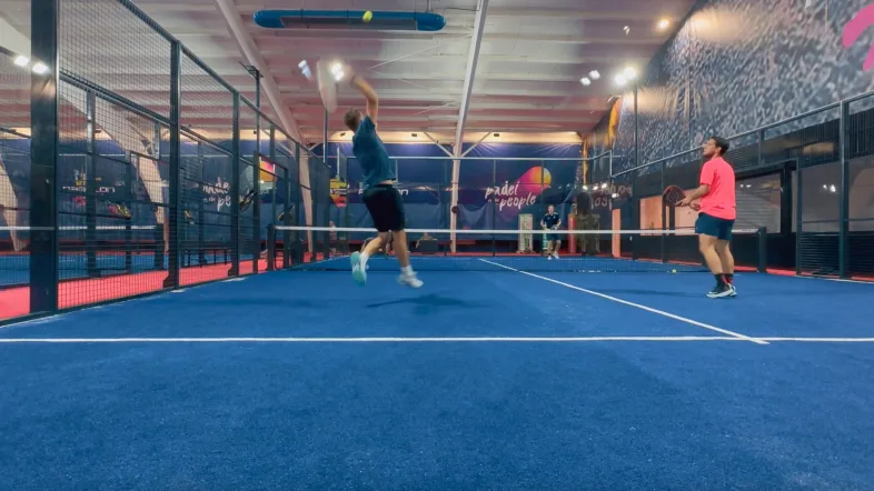 Spieler führt einen Schlag beim Padelon-Spiel in Essen aus.