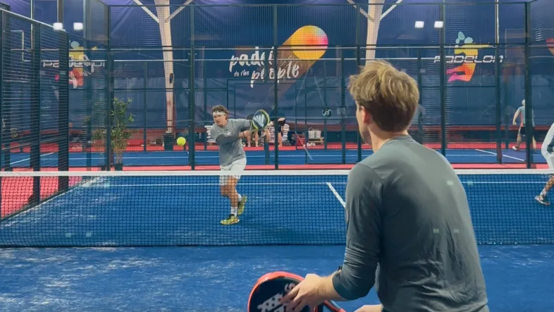 Padelon-Spieler in Aktion auf dem Spielfeld in Essen.