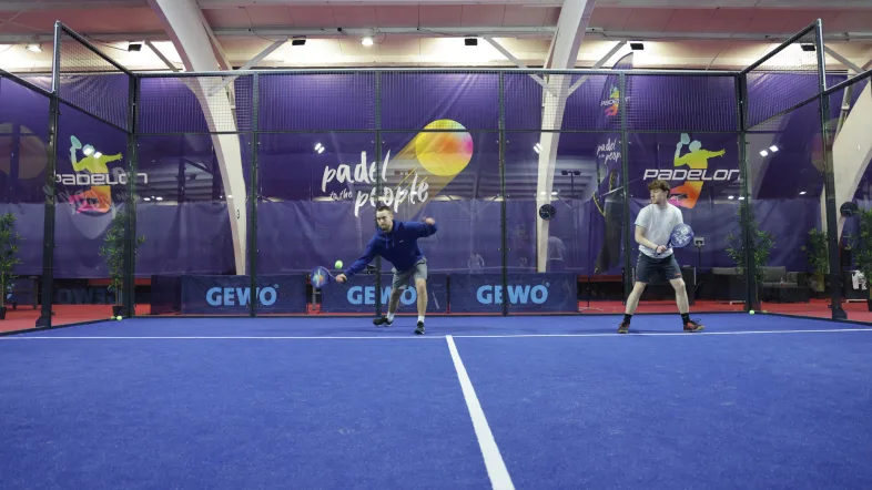 Zweier-Team spielt Padelon auf dem Platz in Essen.