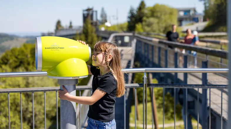 Zwei kostenlose, supercoole Fernrohre bereichern neben den fünf Fun- und Kletterelementen den Besuch der Panorama Erlebnis Brücke.