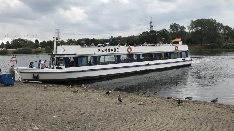 Das Ausflugsschiff MS Kemnade liegt am Ufer bei Witten, umgeben von Bäumen und Wasser.