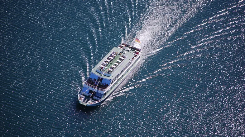 Luftaufnahme eines Ausflugsschiffs auf dem Sorpesee, umgeben von Wasser.