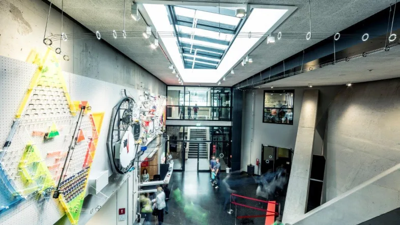 Besucher beobachtet eine komplexe Kugelbahn in der Phaenomenta Lüdenscheid.