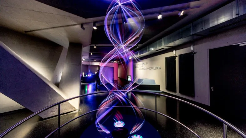 Lichtinstallation mit bunten Effekten in der Phaenomenta Lüdenscheid.