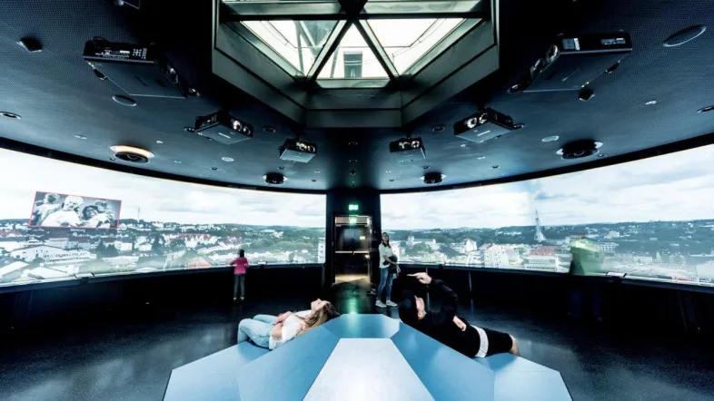 Panoramablick auf die Innenausstellung der Phaenomenta Lüdenscheid mit interaktiven Exponaten.