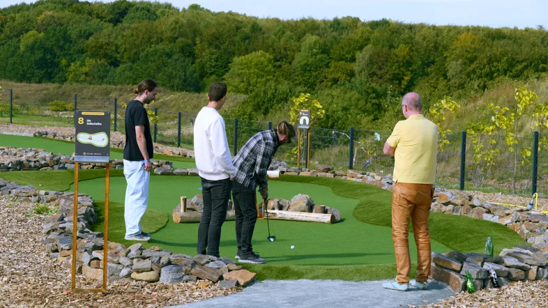Vier Spieler auf Minigolf Platz
