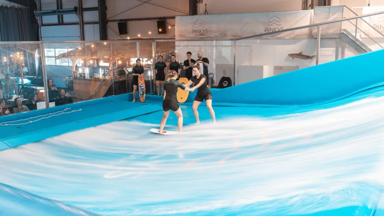 Zwei Personen auf Surf-Welle
