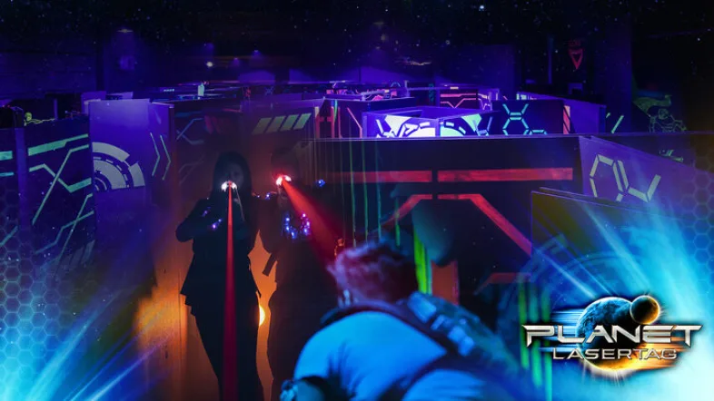 Menschen spielen Lasertag mit viel b untem Licht beim Planet lasertag arnsberg.