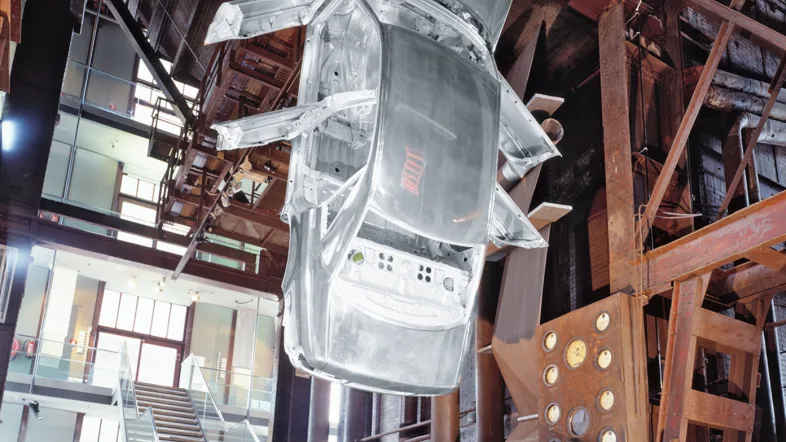 Aufnahme eines aufgehangenen Autos in der Eingangshalle des Red Dot Design Museum in Essen.