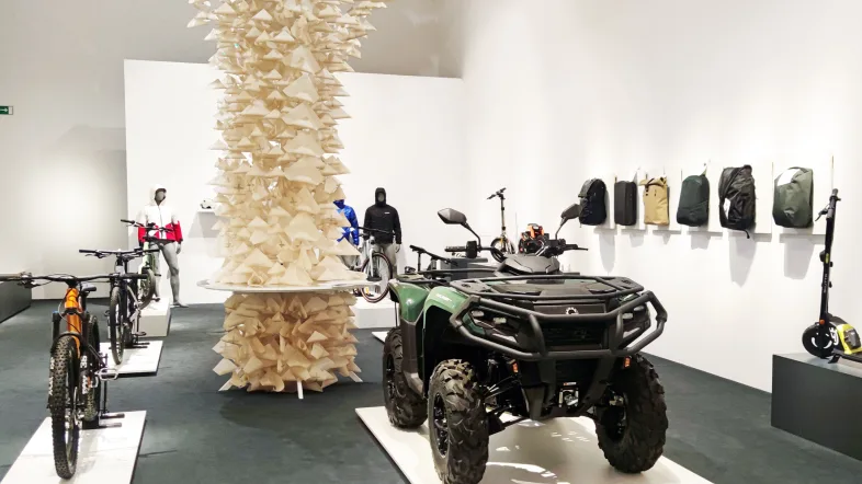 Ausstellung eines Quads und einiger Motorräder im Red Dot Design Museum.