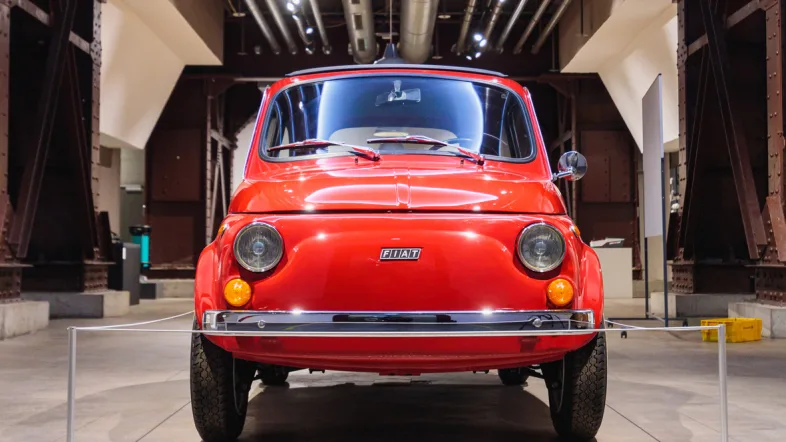 Alter roter Fiat 500 im Red Dot Design Museum in Essen.