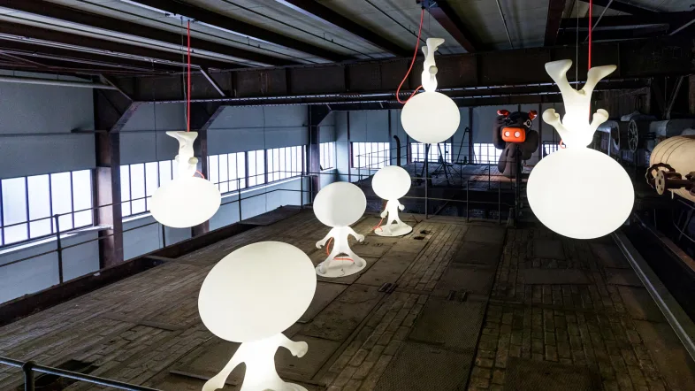 Leuchtende Figuren genannt Spacewalker im Red Dot Design Museum in Essen.