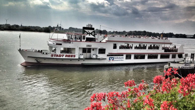 Fahrgastschiff in Rees, auf dem Wasser liegend mit sichtbarem Oberdeck und Kabinen.