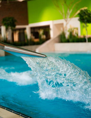 Nackenduschen im Schwimmbecken