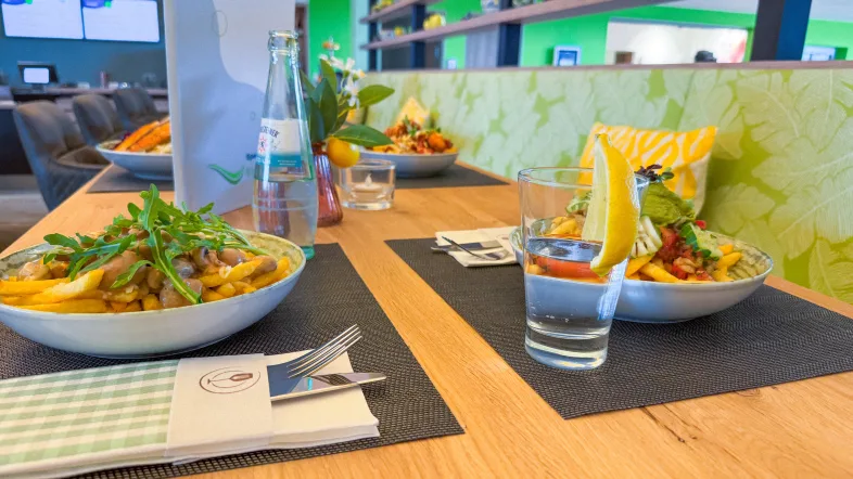 Gastronomie mit gedecktem Tisch und Essen und Trinken