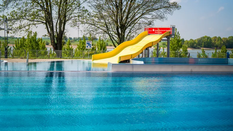 gelbe breite Rutsche im Aussenbecken