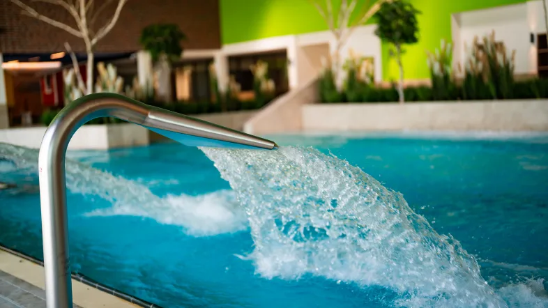 Nackenduschen im Schwimmbecken