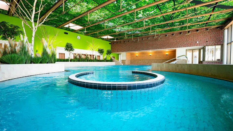 Schwimmbecken innen mit Strömungskanal