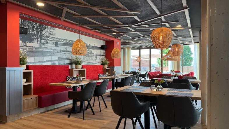 Gastronomie Bereich mit Tischen und Stühlen